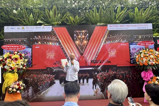 Hành trình 80 năm của đất nước qua sách ảnh 'Một Việt Nam vững tin'