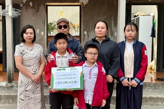 Được bạn đọc giúp đỡ, người bố mù để dành tiền tiết kiệm cho các con