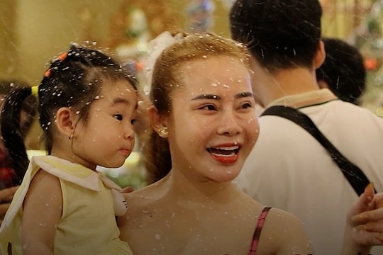 Giới trẻ thích thú check-in “tuyết rơi” giữa TPHCM