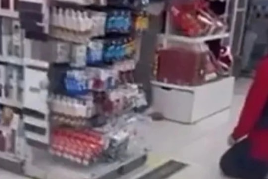 Nhắc con trai khách không chạy nhảy, nữ nhân viên bị bắt quỳ gối xin lỗi