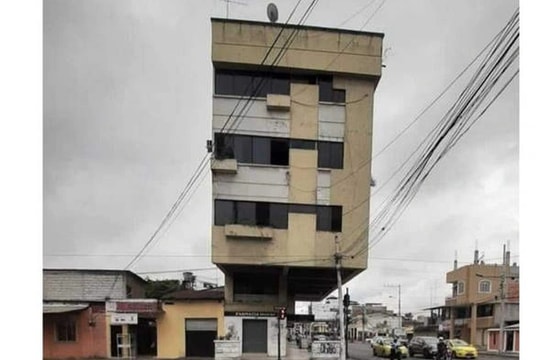 Tòa nhà dặt dẹo như sắp đổ, trụ vững qua nhiều trận động đất suốt 30 năm