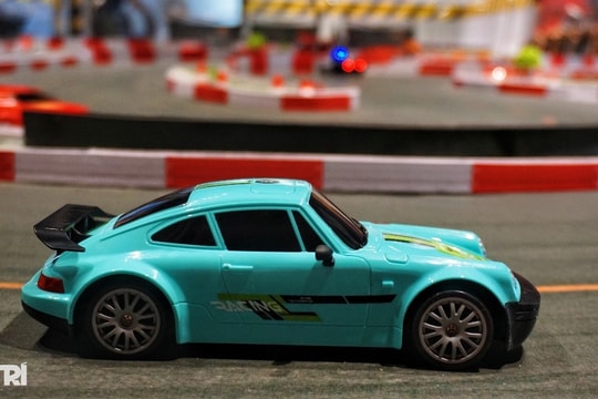 TPHCM: Khách đua xe mô hình, lái máy xúc khi uống cà phê gây sốt