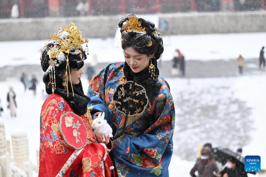 Khách đổ xô check in tuyết đầu mùa ở Bắc Kinh