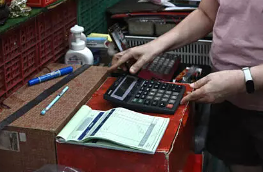 Vì sao máy tính cầm tay vẫn 'sống khỏe' thời AI?