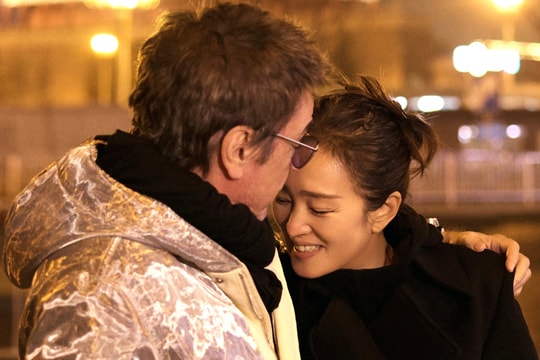 Vợ chồng Củng Lợi tình tứ trong đêm mùa đông