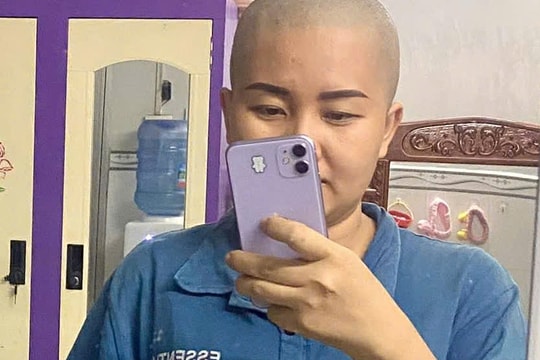 Trầm cảm sau sinh khiến người mẹ tự cạo trọc đầu