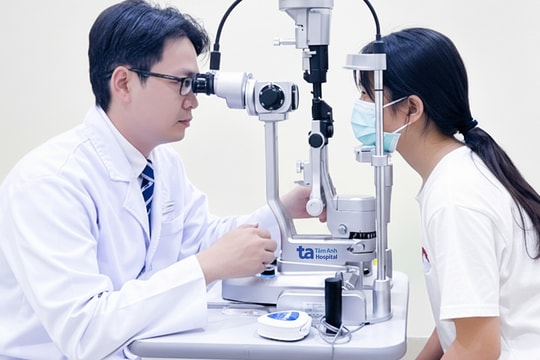 Lông mi mọc ngược gây xước giác mạc