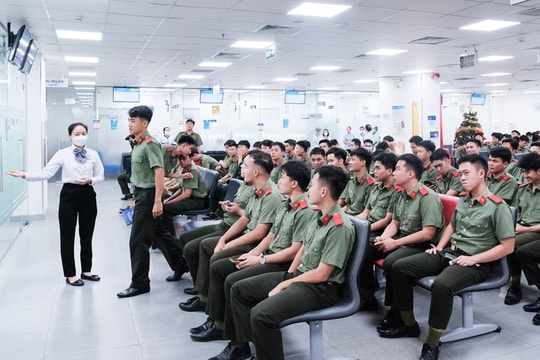 Cán bộ, học viên công an cứu trợ vùng lũ tiêm ngừa uốn ván miễn phí