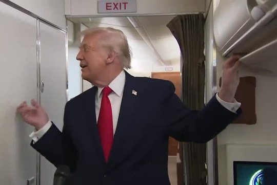 Ông Trump gặp tình huống hài hước trên Không lực Một