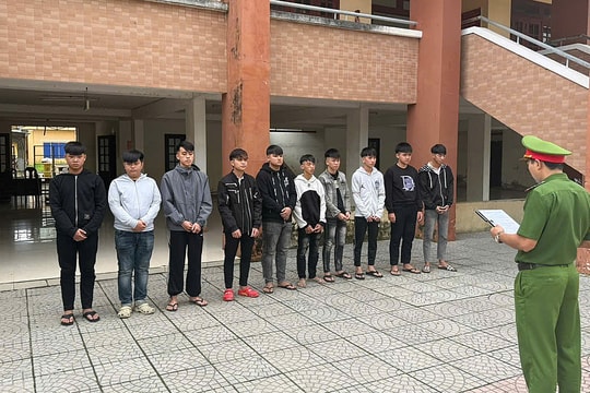 Nhóm thanh thiếu niên vây đánh người trước cổng tòa án