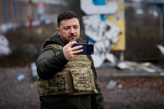 Thông điệp 'không lùi bước' của ông Zelensky khi thị sát tiền tuyến