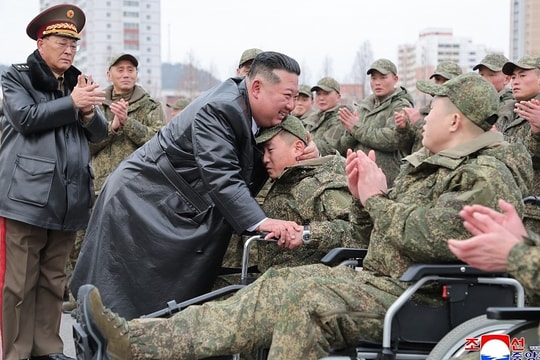 Ông Kim Jong-un tuyên dương binh sĩ trở về từ Nga