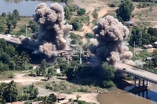 Campuchia - Thái Lan tiếp tục giao tranh sau cuộc điện đàm của ông Trump