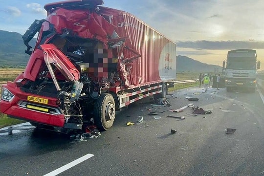 Ôtô tải tông nhau, cao tốc Vĩnh Hảo - Phan Thiết phải đóng đường
