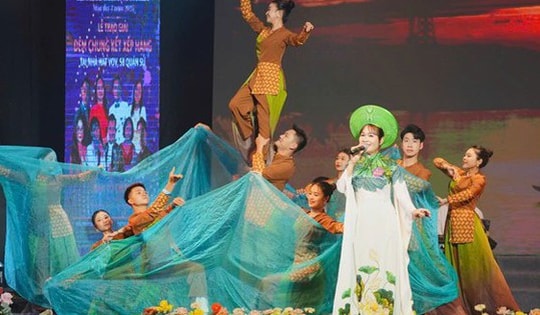 Nữ điều dưỡng chiến thắng Quán quân Đấu Trường Nhạc Việt 2025 ở tuổi ngoài 50