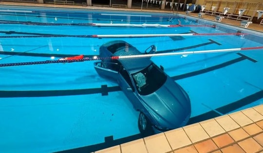 Đạp nhầm chân ga, nữ tài xế lao thẳng ô tô xuống hồ bơi