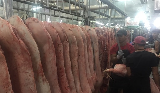 Giá heo hơi hôm nay, 13-12: Thịt heo tại chợ cũng tăng vọt