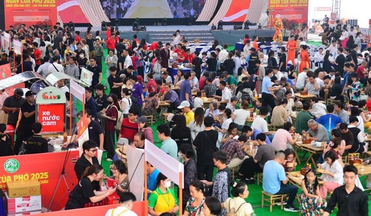 Sáng cuối tuần, trung tâm TPHCM đông nghẹt người đến thưởng thức phở 3 miền