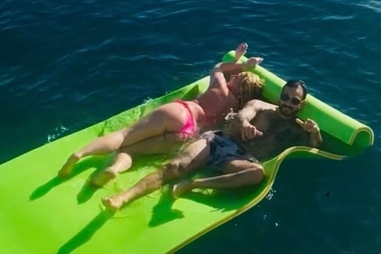 Britney Spears tình tứ bên người đàn ông bí ẩn