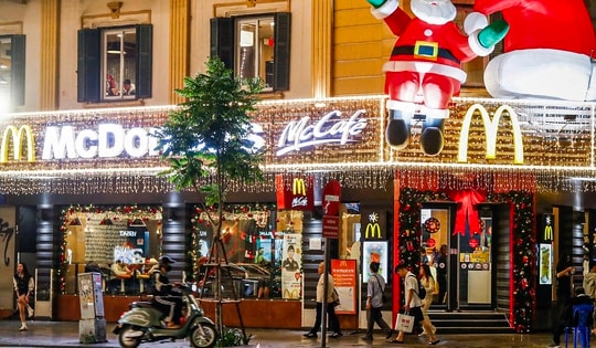 Hà Nội lung linh với hàng loạt cây thông Noel khổng lồ