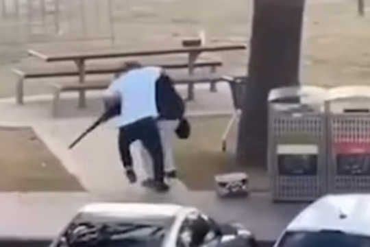 Người đàn ông dũng cảm lao tới giật súng của sát thủ tại bãi biển Australia