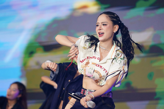 Khán giả đội mưa 'quẩy' cuồng nhiệt tại lễ hội âm nhạc 'có một không hai'