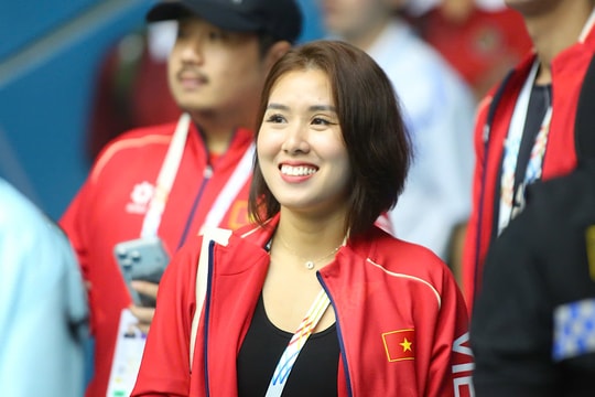 Nữ 'tổng tài' xinh đẹp cổ vũ tuyển bóng chuyền nữ Việt Nam