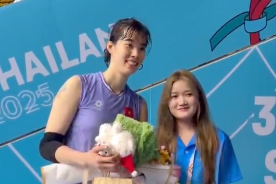 Tuyển bóng chuyền nữ Malaysia chờ 20 phút để chụp ảnh cùng ngôi sao Việt Nam