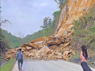 Sạt lở đất đá trên Quốc lộ 6 làm 3 người tử vong, 2 người bị thương