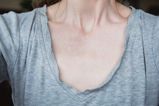 Cách chữa cổ áo phông bị giãn