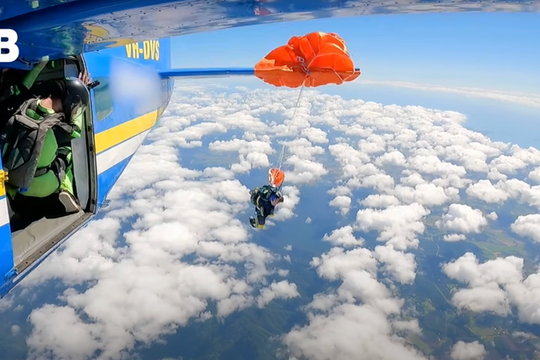 Thoát chết dù bị treo ở đuôi máy bay trên độ cao 4.500 m