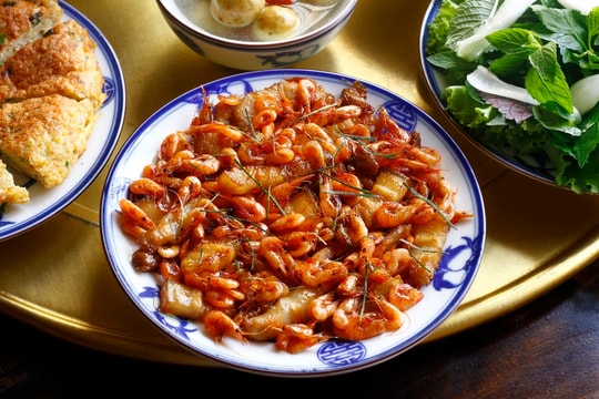 Tại sao rang tôm cần hai lần lửa?