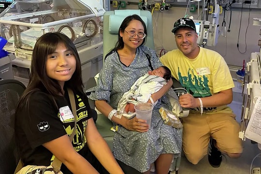 Bé trai 3,8 kg chào đời sau 41 tuần phát triển ngoài tử cung