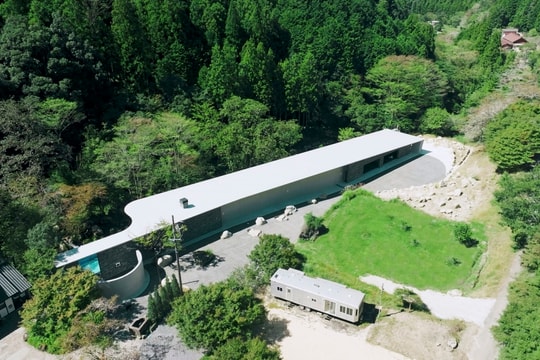 Biệt thự dài 100 m giữa rừng không cần điều hòa