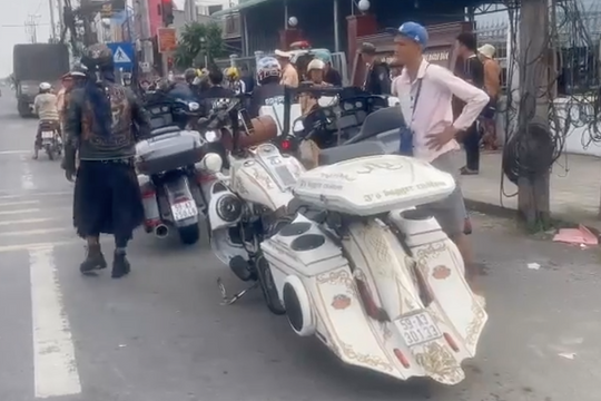 Cảnh sát chặn bắt đoàn môtô vi phạm trên quốc lộ 1