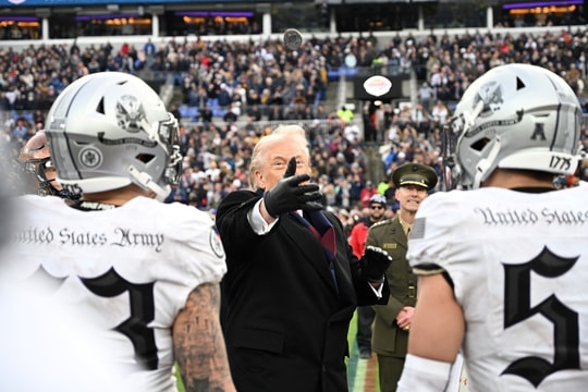 Ông Trump gây chú ý với màn tung đồng xu trước trận bóng