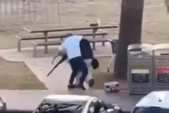 Khoảnh khắc người dân tước vũ khí của kẻ xả súng ở Australia