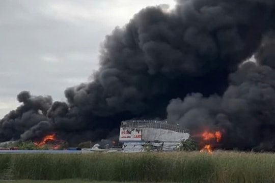 Cháy lớn tại công ty giày da ở Hải Phòng