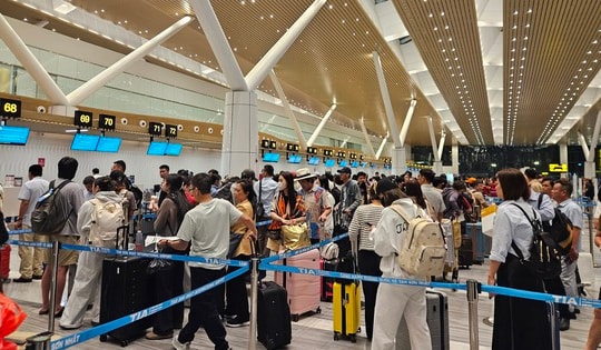 Vé máy bay Tết cạn nhanh, nhiều người chấp nhận bay đêm dù giá cao chót vót