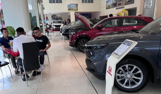 Xe lai bất ngờ tăng tốc