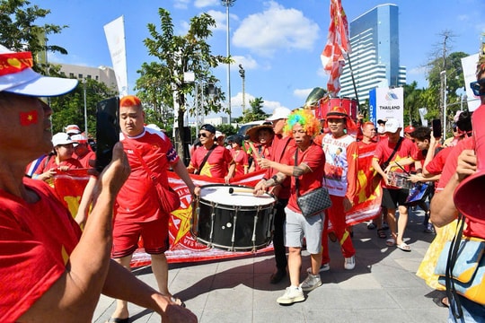 Cổ động viên đội nắng hàng giờ chờ xem U22 Việt Nam đấu U22 Philippines