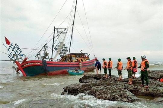 Thời tiết ngày 15/12: Gió Đông Bắc mạnh, nhiều vùng biển động có sóng cao đến 6 m