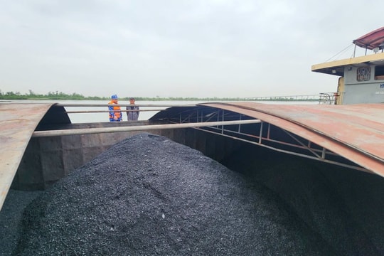 Vùng Cảnh sát biển 1 tạm giữ tàu chở 700 tấn bã xít không rõ nguồn gốc