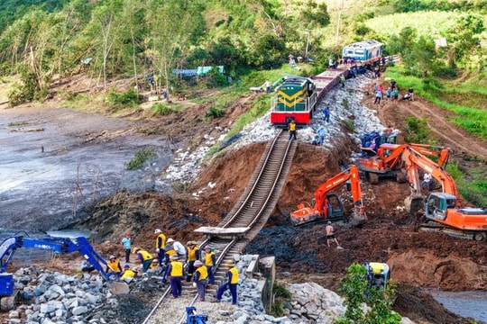 Đường sắt Việt Nam 1 năm vượt qua bão lũ