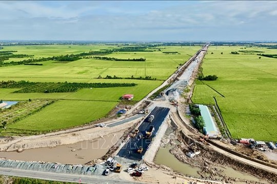 Cao tốc Châu Đốc – Cần Thơ – Sóc Trăng gấp rút hoàn thiện trước ngày thông xe kỹ thuật