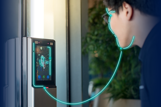 Cán bộ in mặt nạ giấy để điểm danh hộ