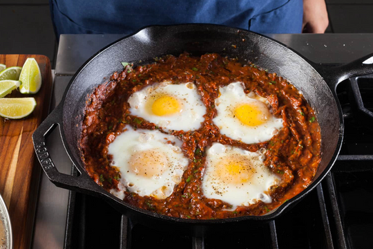 Lý do nên không nấu đồ chua trong chảo gang