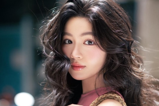 Nhan sắc tuổi đôi mươi của con gái Quyền Linh