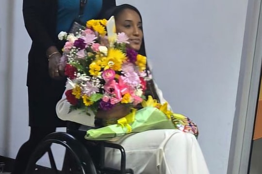 Hoa hậu Jamaica ngồi xe lăn về nước