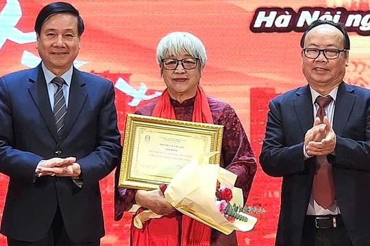 Nhà văn Trần Thị Trường nhận giải Thành tựu trọn đời
